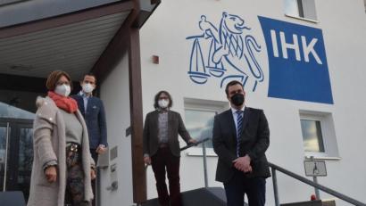 Bild: Kunz
Cornelia Gebell, Bundestagsabgeordneter Albert Rupprecht, Einzelhandelssprecher Tobias Sonna und IHK-Geschäftsführer Florian Rieder diskutieren über einen Weg aus der Krise.