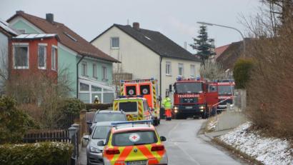 Bild: dob
Zur Mittagszeit war es mit der sonntäglichen Ruhe in Moosbach vorbei. In der Küche war eine Fettpfanne in Brand geraten und entzündete auch die angebauten Küchenschränke.