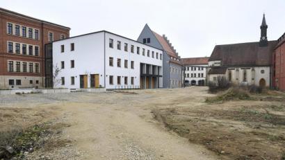 Bild: Petra Hartl
Hier stand einmal das Bürgerspital-Altenheim inmitten der Amberger Altstadt. Mit dem Abriss des maroden Gebäudes bietet sich die Gelegenheit, auf einem prominenten Ort in der Stadt etwas Neues zu entwickeln. Nur was? (Bild vom November 2020)