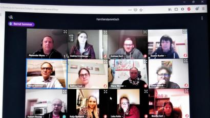 Screenshot: ubb
Immerhin 24 Interessierte haben am Familienstammtisch, den Bürgermeister Bernd Sommer (zweite Reihe von oben links) moderierte, teilgenommen. Nicht alle wollten sich per Kamera einloggen oder einen aktiven Beitrag zur Gesprächsrunde leisten. Einige hörten auch nur aufmerksam zu. .