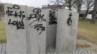 Bild: Polizei Eschenbach/Buchner
Jemand hat die Granitsäulen nahe der Kirche in Gmünd mit Farbe verunstaltet.