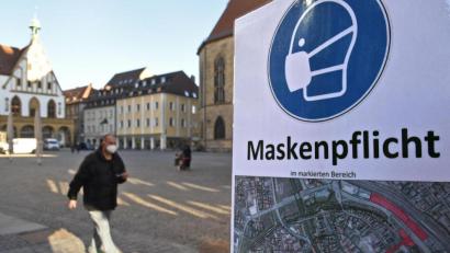 Archivbild: Petra Hartl
In der Amberger Innenstadt gilt nach wie vor Maskenpflicht in bestimmten Bereichen wie hier am Marktplatz.