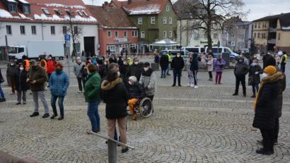 Bild: jr
Blick zu den 160 Teilnehmern der "Querdenker"-Demonstration in Mitterteich.