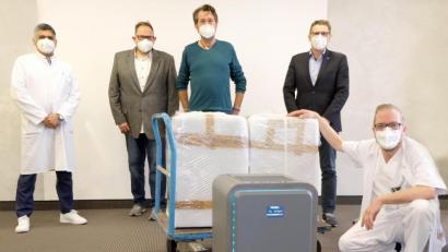 Bild: Klinikum/Dietl/exb
Prof. Dr. Hamid Hossain, Chefarzt der Mikrobiologie und Leiter der Krankenhaushygiene am Klinikum Amberg und der Kliniken Nordoberpfalz AG; Thomas Pfeiffer und Tobias Schwarz-Gewallig, Dr. Harald Hollnberger, Ärztlicher Direktor des Klinikums Amberg und Tobias Meindl, Mitarbeiter der Pflegedirektion (von links) zeigen die Frida-Luftfiltergeräte.