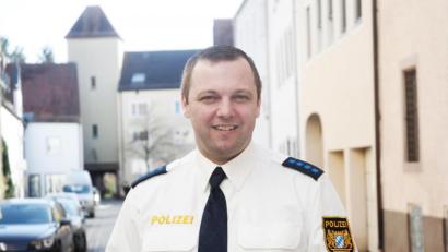Bild: Gabi Schönberger
Manuel Ott ist seit 1. März der neue Kontaktbereichsbeamte der Polizeiinspektion Weiden.