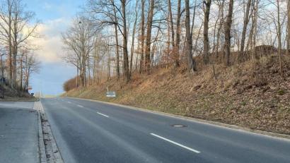 Bild: e
Entlang der stark befahrenen Staatsstraße 2120 von Schlicht zum Neubaugebiet Weidenstock soll ein Geh- und Radweg angelegt werden. Der Inklusionsbeauftragte des Landkreises stimmt der vorgeschlagenen Variante nicht zu, wenn die Trasse über der Böschung verlaufen soll. Denn die prozentuale Steigung ist dann zu hoch, die geforderte Barrierefreiheit nicht mehr gegeben.