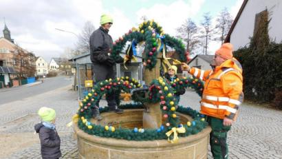 Bild: hai
Mit Hunderten von Eiern, Girlanden, Schleifen und Osterglocken sowie weiterer Deko machten Tanja Scherm und ihre Familie aus dem Dorf- wieder einen Osterbrunnen.