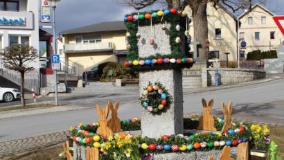 Bild: soj
Der Brunnen am Marktplatz in Ebnath sieht seit wenigen Tagen aus wie die Bastelstube des Osterhasen: Hunderte von neuen, bunten Eiern und Girlanden zieren den sprudelnden Quell.
