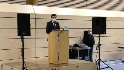 Bild: mor
Kein Schmuck in der Halle, Desinfektionsmittel statt Bier oder Wasser in Reichweite. CSU-Kreischef Stephan Oetzinger beschränkte sich auch bei seiner Rede auf der Delegiertenkonferenz in Windischeschenbach nur auf das Nötigste.