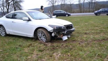 Bild: Polizei Sulzbach-Rosenberg
Vorne ziemlich lädiert war der Honda, nachdem der Fahrer die Kontrolle über den Wagen verloren hatte.