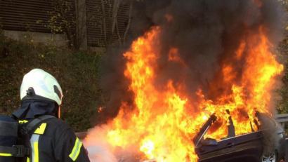 Symbolbild: Feuerwehr Mettmann/dpa
Die Feuerwehr löscht ein brennendes Auto. Ein Mann will Schadenersatz weil zweimal eines seiner Autos brannte.