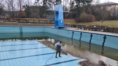 Bild: sne
Die Vorbereitungsarbeiten für die Eröffnung des Waldbades sind bereits im vollen Gange. Mitarbeiter Stefan Danhauser reinigt das Becken von Laub.