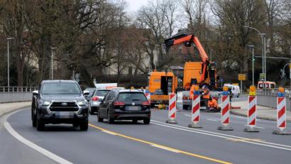 Bild: Stephan Huber
Normalerweise gibt es hier vier Fahrspuren, derzeit sind es nur zwei: Das Staatliche Bauamt prüft die Kurfürstenbrücke auf dem Amberger Altstadt-Ring und bessert kleinere Schäden aus.