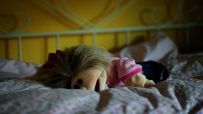 Symbolbild: Uwe Zucchi/dpa
Während ein sechsjähriges Mädchen aus dem familiären Umfeld in seinem Haus übernachtete, soll es zu den Missbrauchshandlungen durch den 45-Jährigen gekommen sein.