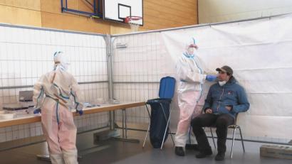 Bild: Hirsch
Der Schwarzenfelder Ortverband der Johanniter hat am Wochenende in der Turnhalle des Sportparks sieben Funktionsplätze eingerichtet und testete die Bürger im Zwei-Minuten-Takt.