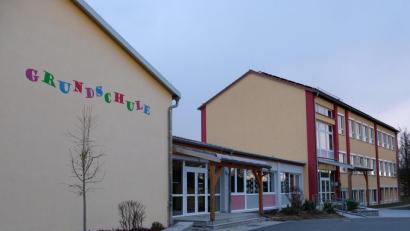 Bild: do
Über Vor- und Nachteile von Öko-Strom schieden sich in der Gemeinderatssitzung in Vorbach die Geister. Hingegen herrschte Einigkeit, mit einem Weiterbetrieb der PV-Anlage Sonnenstrom für die Grundschule (im Bild) zu gewinnen. Auch eine E-Ladestation gehört zu den Überlegungen.