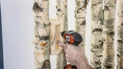 Bild:  Selbst ist der Mann/dpa
Eine Garderobe oder ein Raumtrenner aus Birkenholz lässt sich erweitern um kleine Fächer zwischen den Stämmen.