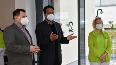 Bild:  Birgit Singer-Grimm/exb
Pfarrer Saju Thomas (Mitte) besuchte am Josefstag die Ökumenische Tagespflege zur Freude der Gäste, des Geschäftsführers Günther Koller (links) und Pflegedienstleiterin Katharina Morgenstern (rechts).