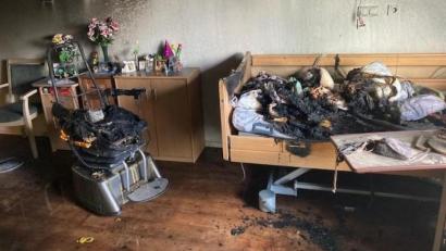 Bild: Feuerwehr Weiden/exb
Erst fing der Rollstuhl Feuer, dann griffen die Flammen auf das Bett einer 85-jährigen Altenheimbewohnerin über, die glücklicherweise nur leicht verletzt wurde.