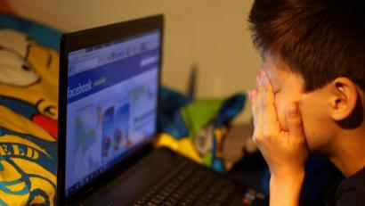 Symbolbild: Oliver Berg/dpa
Ein Junge reibt sich vor seinem Laptop die Augen. Wie sich Kinder sicher in Online-Netzwerken bewegen, ist Thema eines Online-Vortrags beim Lokalen Bündnis für Familien.