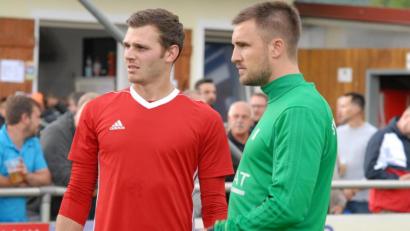 Archivbild: gb
Torhüter Fabian Scharnagl (links) verlässt den SV Mitterteich ebenso wie der spielende Co-Trainer Christoph Hegenbart. Auch Marco Kießling (Kickers Selb) und Stefan Meisel stehen künftig nicht mehr im Kader der Stiftländer.