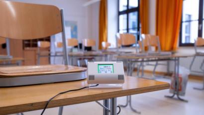 Bild: Sven Hoppe
Ein Messgerät für Kohlendioxid steht in einem leeren Klassenzimmer. Es soll anzeigen, wann Zeit zum Lüften ist. Luftfiltergeräte gibt es bisher nur in wenigen Klassenzimmern