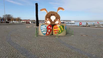 Bild: Bernd Wüstneck/dpa
Fata Morgana Osterurlaub: Eine Osterhasen-Skulptur aus Strohballen im Boddenhafen. Angesichts hoher Corona-Infektionszahlen müssen sich die Menschen in Deutschland auf eine grundsätzliche Verlängerung des Lockdowns bis weit nach Ostern einstellen.