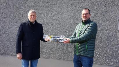 Bild: dob
Schulleiter Kilian Graber (rechts) überreicht Martin Hanner (links) ein kleines Geschenk als Dankeschön für die jahrelange Tätigkeit als Vorsitzender des Fördervereins.