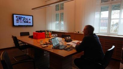 Bild: Landkreis Tirschenreuth/exb
Landrat Roland Grillmeier in seinem Besprechungszimmer am Landratsamt in Tirschenreuth. Der Online-Kongress anlässlich des Krisenkommunikationsgipfels ermöglichte einen Meinungsaustausch unterschiedlichster Institutionen zum Thema Corona.