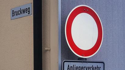 Bild: ld
Vor allem auswärtige Autofahrer nutzen den Bruckweg als Durchgangsstraße und gefährden dabei Kinder und ältere Leute auf dem Weg zur Kirche.