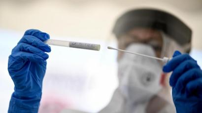 Symbolbild: Britta Pedersen/dpa
Der Lockdown wurde bis zum 18. April verlängert. Ob die Notbremse dazu führt, dass Baumärkte und Friseure wieder schließen müssen blieb am Dienstag noch unklar.