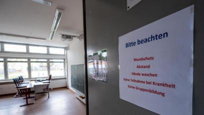 Symbolbild: Armin Weigel/dpa/exb
"Bitte beachten - Mundschutz, Abstand, Hände waschen, Keine Teilnahme bei Krankheit, Keine Gruppenbildung" steht an der Tür eines leeren Klassenzimmers an einem Gymnasium. Lüften wäre eine Möglichkeit zurück in den Präsenzunterricht.