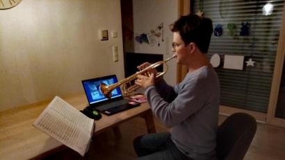 Bild: jzk
Online spielte Andreas Sächerl mit seiner Trompete den Jungmusikanten ihre Stimme vor.