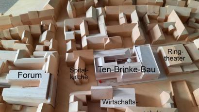 Bild: Roland Seissler
Ein Modell der Innenstadt rund ums Bürgerspital-Areal mit dem geplanten neuen Wohnquartier am Spitalgraben (Ten-Brinke-Bau). Das ursprüngliche Modell existiert bei der Stadt Amberg und wurde von einem Regensburger Modellbauer für Ten Brinke nachgebaut. Es ist maßstabsgetreu und zeigt die tatsächliche Form des Baus mit dem Innenhof, der den Storg-Innenhof (Forum) aufgreift.