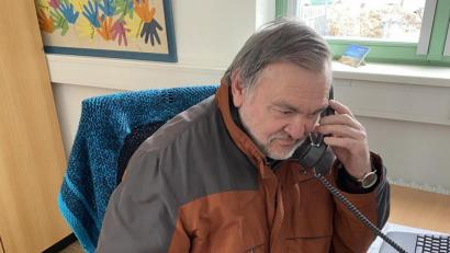 Bild: Dobmeier
Der neue Telefonbesuchsdienst der Malteser bietet einsamen Personen Gespräche in der Coronapandemie an. Wilhelm Striegl ist der Koordinator.