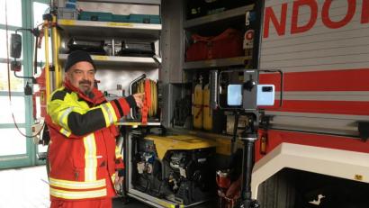 Bild: Michael Siegel, Grundschule Erbendorf/exb
Per Livestream ins virtuelle Klassenzimmer: Mit einer mobilen (im Vordergrund) und einer stationären Kamera führte Roland Wellenhöfer die Kinder der 3b durchs Feuerwehrhaus.