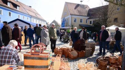 Archivbild: bey
Der Krammarkt am Marktplatz in Luhe hat immer viele angelockt. Heuer wäre die Veranstaltung am 28. März gewesen. Doch Corona macht wieder einen Strich durch die Rechnung.
