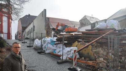 Bild: ws
Für den Neubau des Rathauses II haben die Abbrucharbeiten bereits begonnen. Im hinteren Bereich des früheren Ruffing-Geländes sollen auch eine Tiefgarage und darauf ein neuer Sitzungssaal entstehen. Rund 13 Millionen Euro soll der Neubau laut Bürgermeister Franz Stahl kosten, die Fertigstellung ist 2023 geplant.