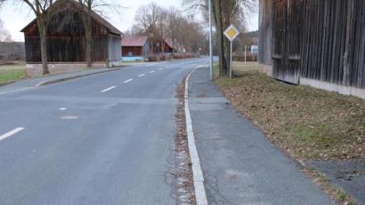 Bild: do
Auch Gehwegabschnitte in der Schlammersdorfer Straße in Oberbibrach sind reparaturbedürftig