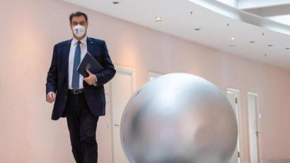 Bild: Peter Kneffel/dpa
Markus Söder (CSU), Ministerpräsident von Bayern, geht über den Flur der Staatskanzlei zur Sitzung des bayerischen Kabinetts, die als Videokonferenz geführt wird.