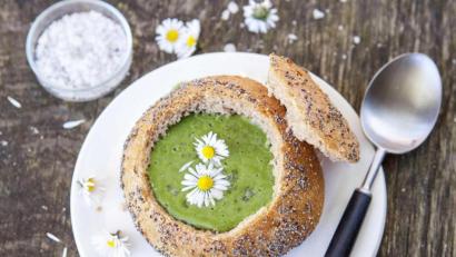 Bild: Joss Andres/exb
Serviert wird die Kräutersuppe üblicherweise in tiefen Tellern. „Oder sie kommt in eine große Semmel“, schlägt Gabriele Leonie Bräutigam vor.