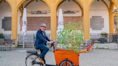 Bild: Stadt Amberg/Simon Wiesner
Werbung für mehr Klimaschutz: OB Michael Cerny auf einem E-Lastenfahrrad.