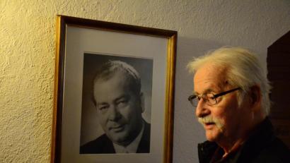 Bild: Kunz
Michael Girke verneigt sich im Kulturzentrum Hans Bauer vor dem Portrait des ehemaligen Oberbürgermeisters.