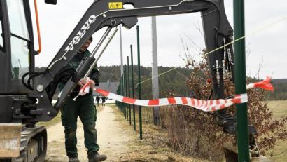 Bild: Petra Hartl
Inzwischen sind die Pfosten neu installiert worden. Ein Unbekannter hatte den neuen Zaun am Sportgelände der Red Devils in Kümmersbruck demoliert.