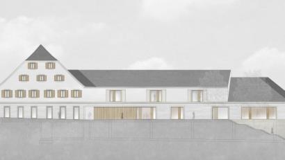 Bild: Architekturbüro &quot;Brückner &amp; Brückner&quot;
Der Plan zeigt das „Rathaus II“, wie es in der Ansicht von der Kirche aus gesehen geplant ist. Der sanierte Altbau erfährt durch bodenlange Fenster im Erdgeschoss und Fensterläden im Obergeschoss ein Aufwertung.