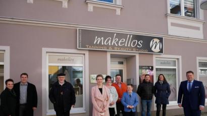 Bild: flm
Auch bei der offiziellen Eröffnung konnte Miriam Panzer (Mitte, Vordergrund) auf die Unterstützung ihrer Familie vertrauen: (von links) Angelika und Andreas Kempf, Stadtpfarrer Anton Witt, Michaela und Roland Panzer mit Sohn Rafael, Hubert und Sonja Blechinger und Bürgermeister Stefan Grillmeier.