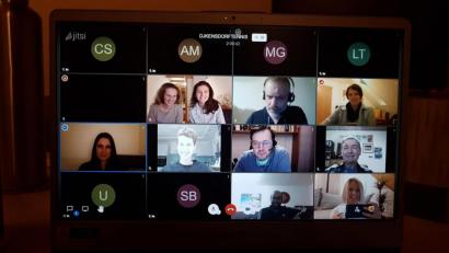 Bild: tra
Die DJK-Tennissparte wählt eine neue Abteilungsleitung mit Spartenleiterin Linda Trager (unten rechts), Stellvertreter Bastian Bartmann (zweite Reihe, Zweiter von rechts), Schriftführerin Lea Schmalzbauer (dritte Reihe, Dritte von rechts) sowie den Beisitzern Sabine Müller (dritte Reihe, rechts), Melli Sommerer (Zweite Reihe, links) und Christoph Müller (unten, Zweiter von rechts)