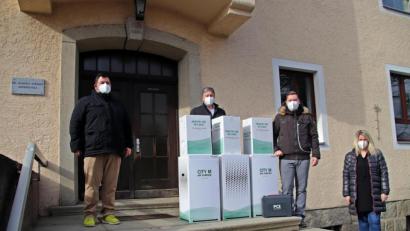 Bild: jma
Bei der Übergabe der Luftreiniger in der Dr.-Heinrich-Stromer-Grundschule (von links): Elternbeiratsvorsitzender Michael Lehner, Dritter Bürgermeister Michael Streit, Manuel Nittmann und Konrektorin Sandra Weber.