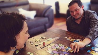 Bild:  Repos Production/Asmodee/dpa
Bei „7 Wonder Duel“ befinden sich die Spieler in einem antiken Wettstreit und müssen Weltwunder errichten.