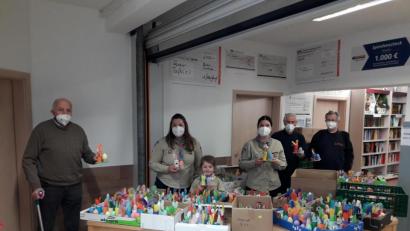 Bild: Christoph Pausch/exb
Die Weidener Georgspfadfinder haben für die Tafel-Kunden 700 Osternester gebastelt.